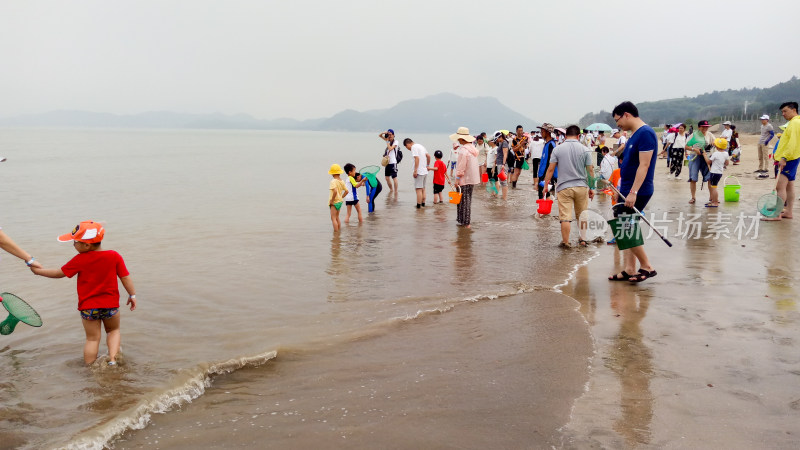 海滩人群休闲赶海场景