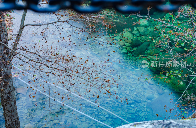 青岛崂山北九水，清澈湛蓝的湖水