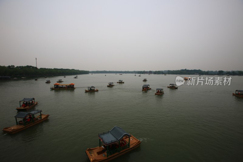 湖面上行驶的多艘观光游船