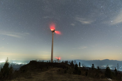 山顶上的风力发电机夜景