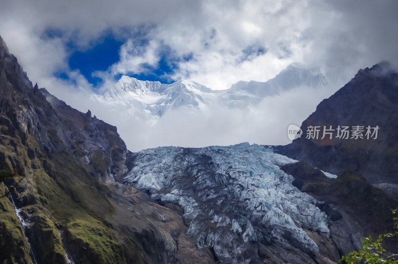 云雾中雪山冰川自然风景