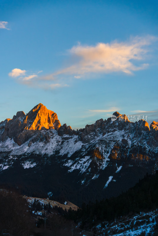 高山夕阳日照金山