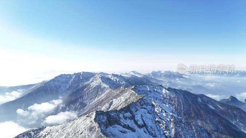 太白山雪覆山脉与云海景观