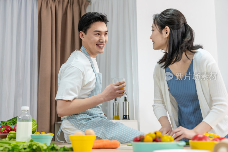 年轻情侣在厨房做饭
