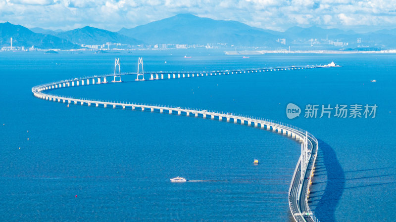 广东珠海航拍蓝天白云港珠澳大桥