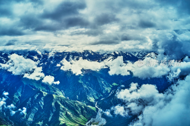 云海中的天山