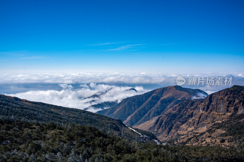 云海环绕的轿子雪山风光