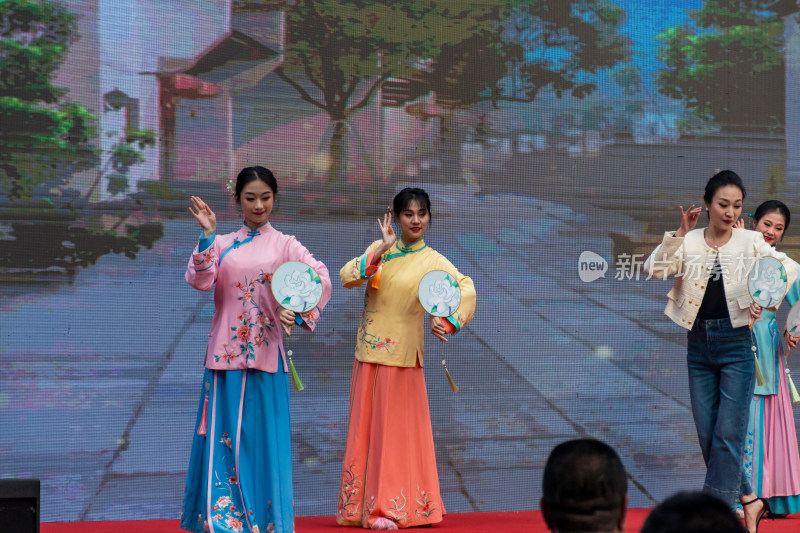 身着传统服饰的女子舞台表演