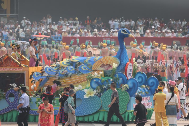 西双版纳泼水节街头民族风格花车巡游场景