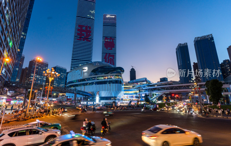 贵阳花果园海豚广场双子塔夜景车流