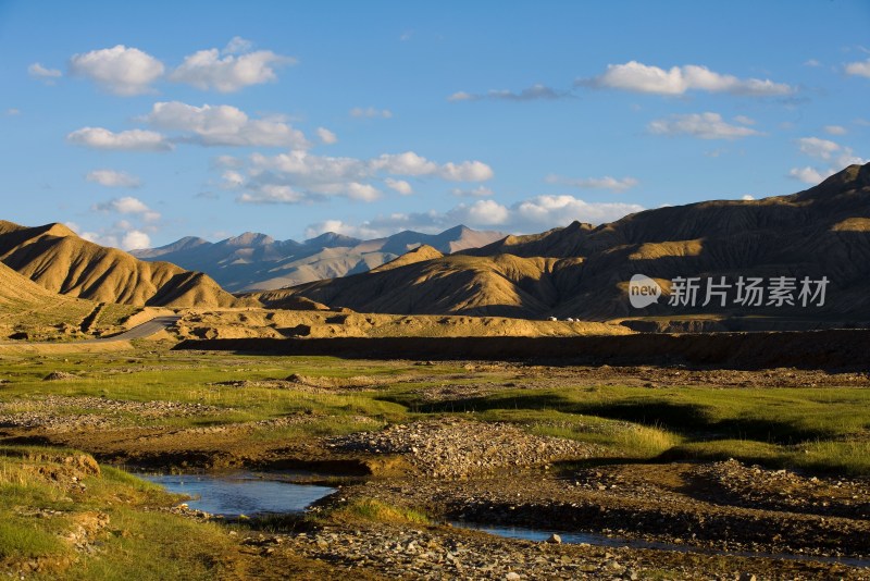 高原地带的山和河