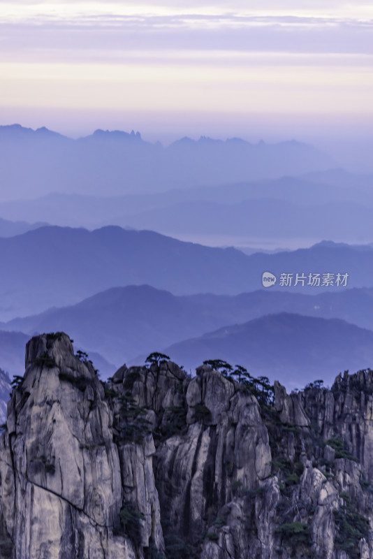 壮观的山脉风景图