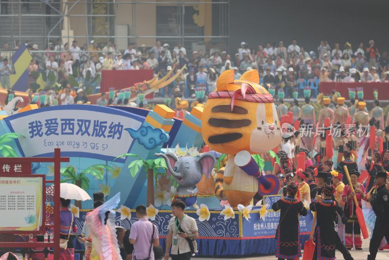 西双版纳泼水节街头民族风格花车巡游场景