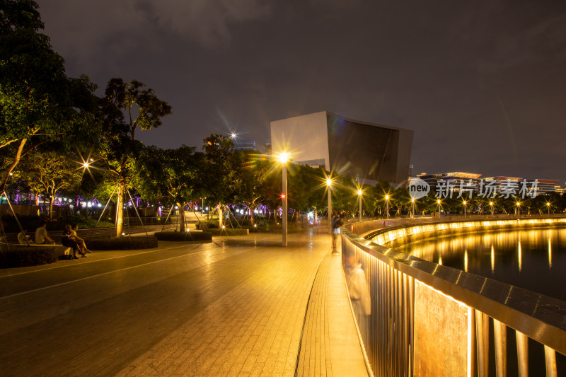 夜晚城市公园湖边步道景象