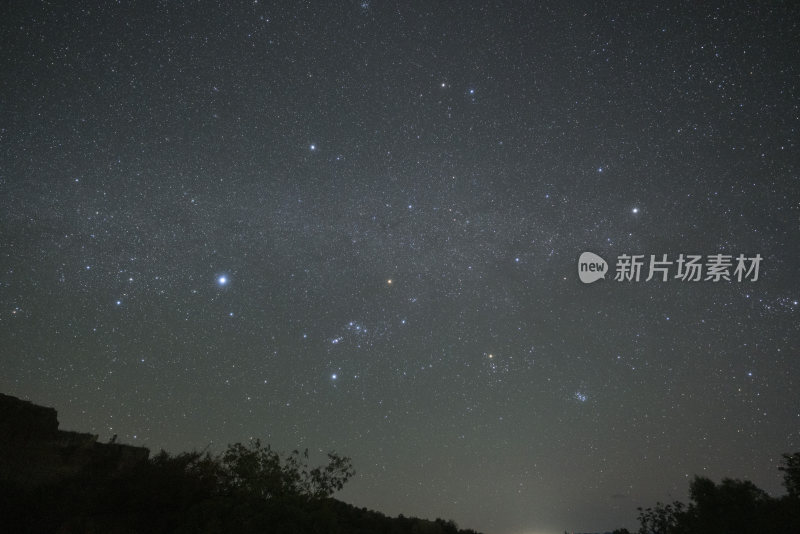 夜空繁星璀璨的浩瀚星空景象