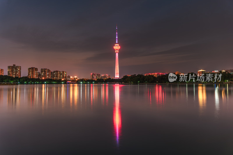 中央电视塔 夜幕下城市与自然的和谐画面