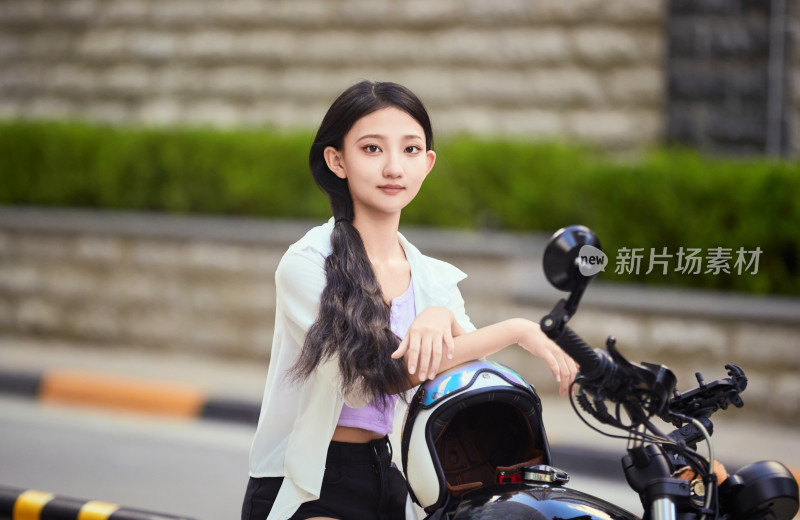 骑复古摩托车的中国少女