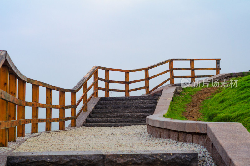 青岛小麦岛景区，向上延伸的海边木栏杆