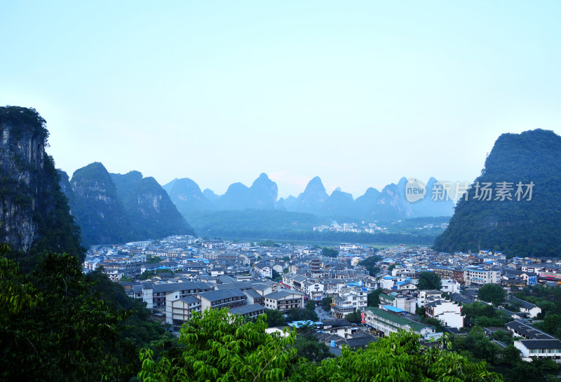 广西桂林阳朔 喀斯特峰林小镇全景