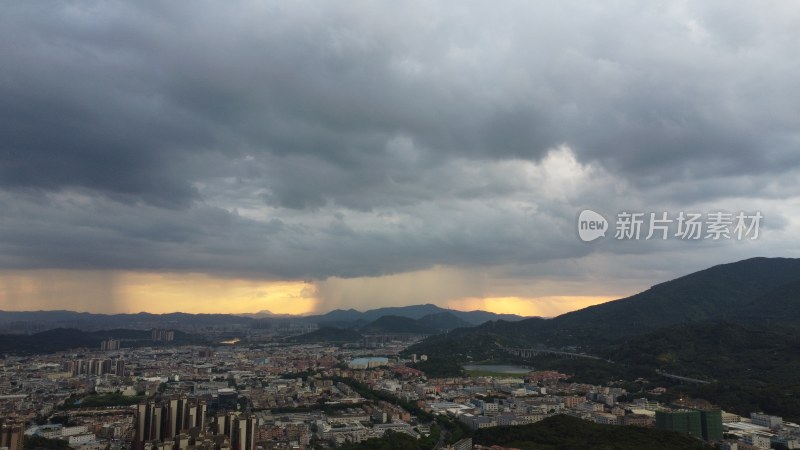 广东东莞：晚霞中的骤雨