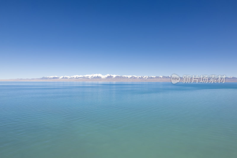 中国青海哈拉湖与远方雪山