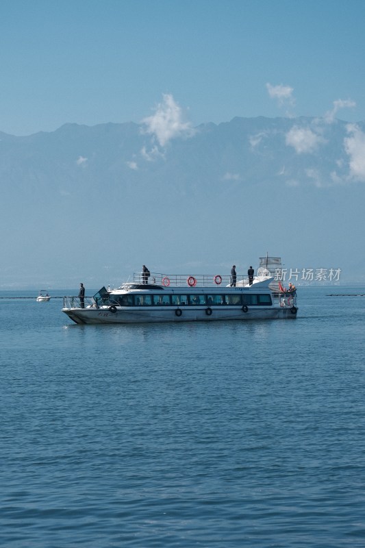 大理开海节湖上渔民驾木船作业场景