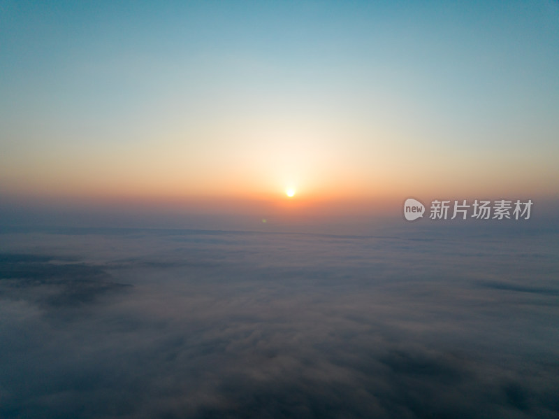 西北山顶日出云海