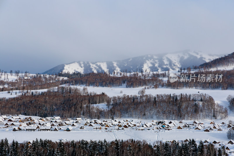 中国新疆阿勒泰禾木冬季雪景白雪覆盖的禾木