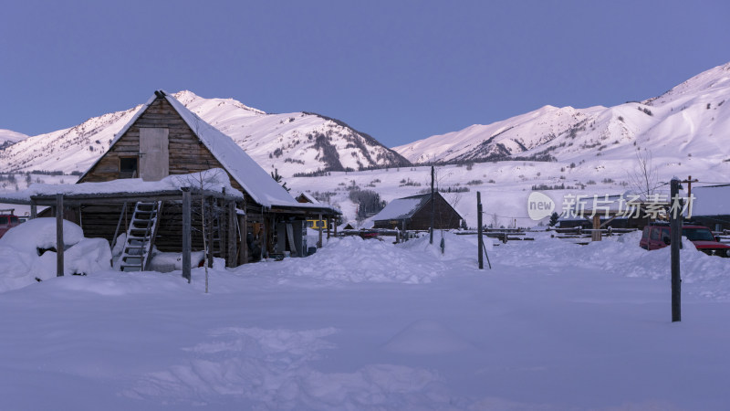 新疆禾木雪后山村木屋景象