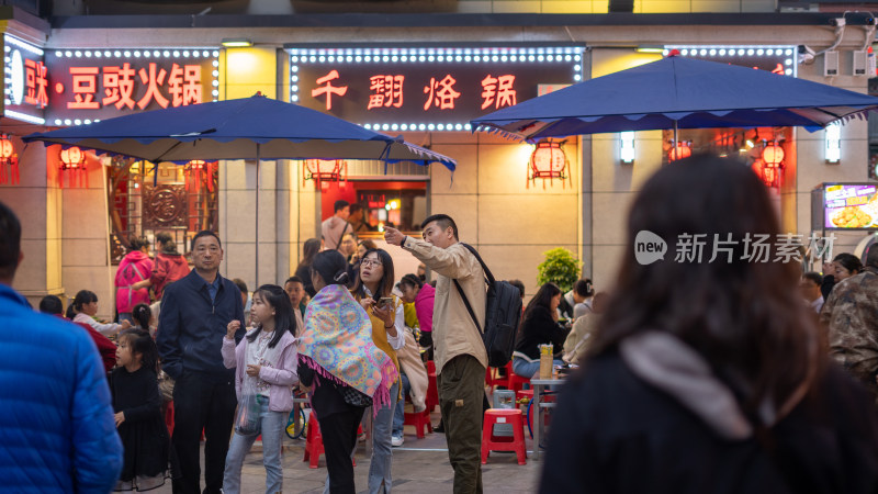 五一假期贵阳街道上的美食与游客们