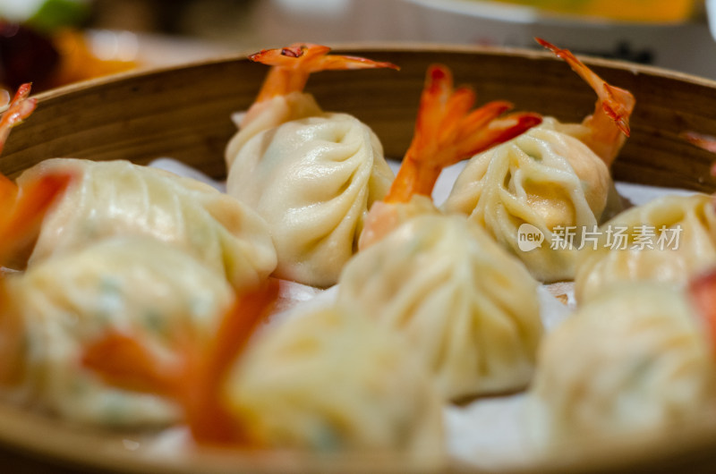 笼屉中大虾汤包特写