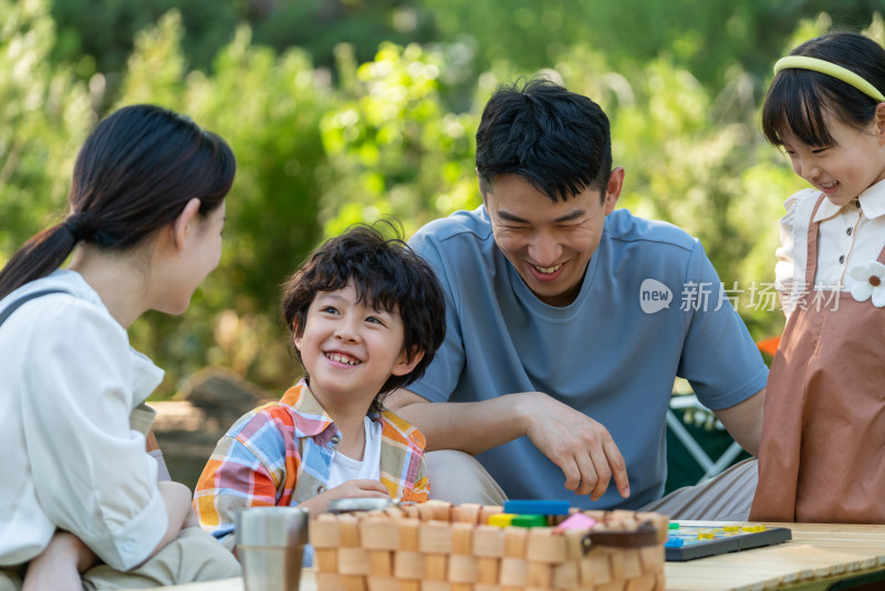 一家四口在露营地玩游戏开心欢呼庆祝