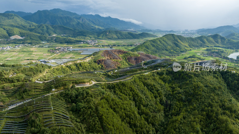 航拍大型的光伏发电基地，高兴科技能源产业