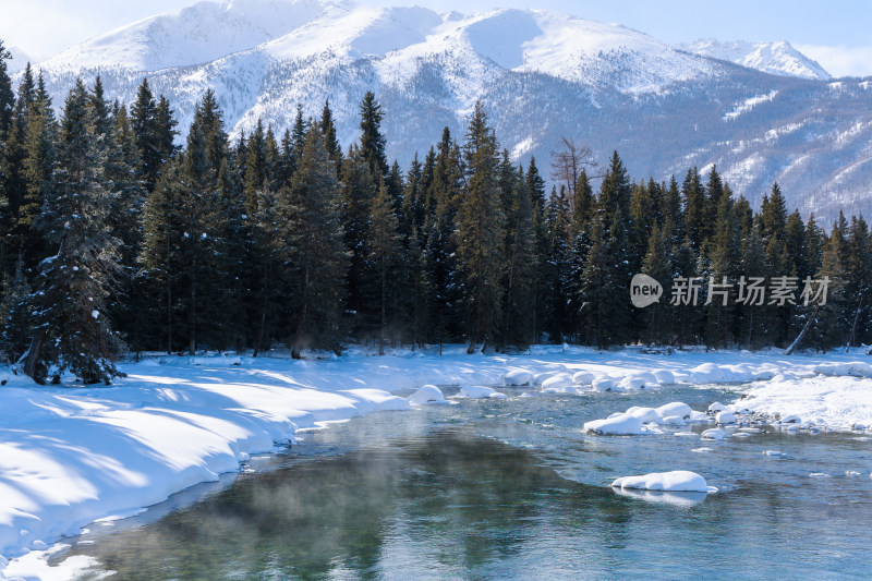 新疆喀纳斯雪景神仙湾冰河晨雾雪山森林雾凇