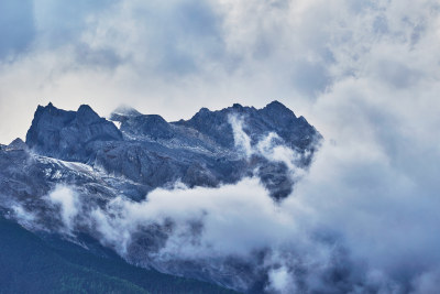 云海中的玉龙雪山