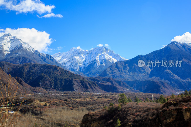 西藏林芝冬季南迦巴瓦峰蓝天白云下的雪山