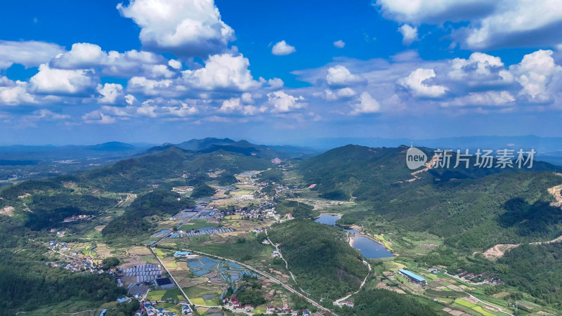 南方山川丘陵梯田农田航拍图