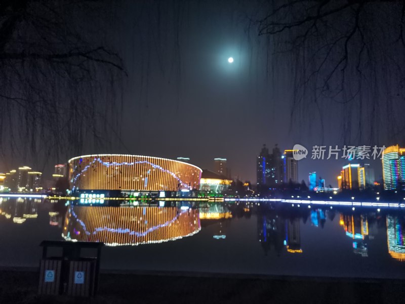 月夜城市建筑湖面倒影夜景