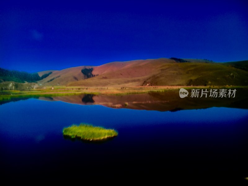 蓝色天空下的山水倒影自然风景