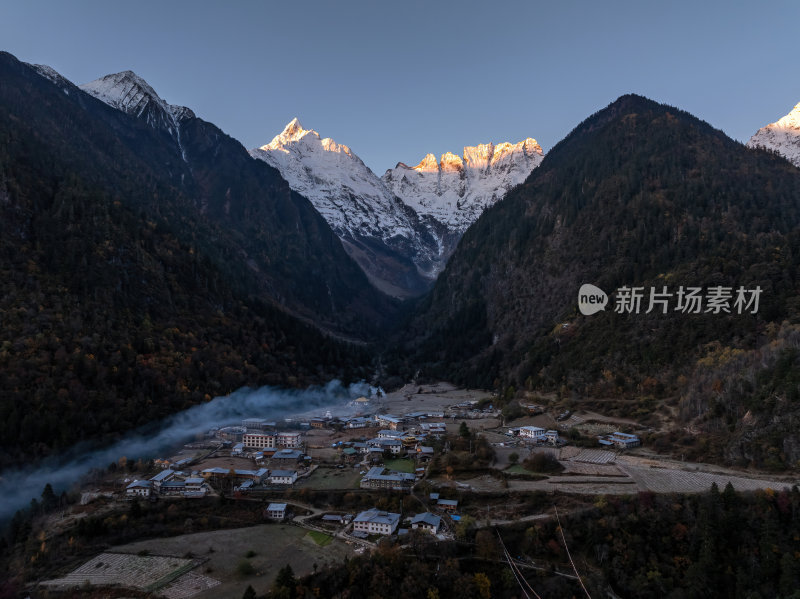 云南香格里拉雨崩村梅里雪山秋色高空航拍