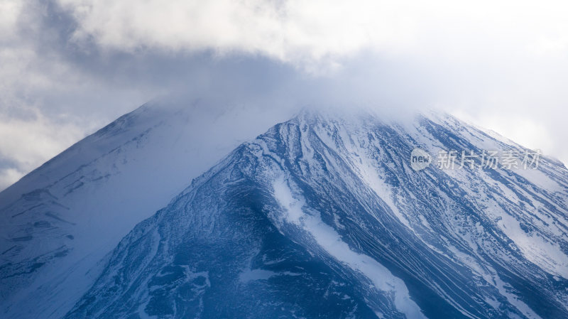 被云雾缭绕的富士山景观