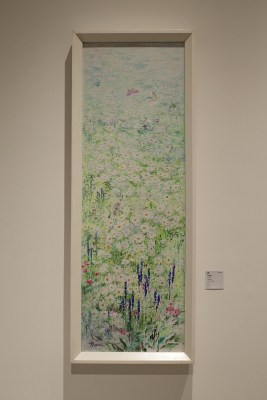 繁花美术画展艺术展厅内的装置艺术作品