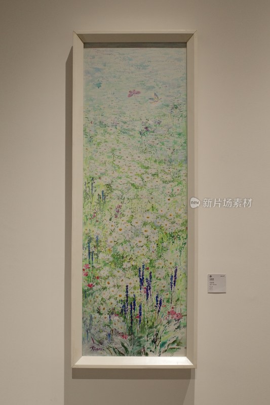 繁花美术画展艺术展厅内的装置艺术作品