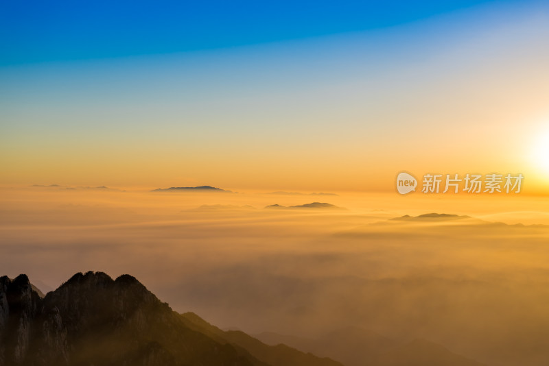 大美中国黄山雪景日出迎客松云雾缭绕