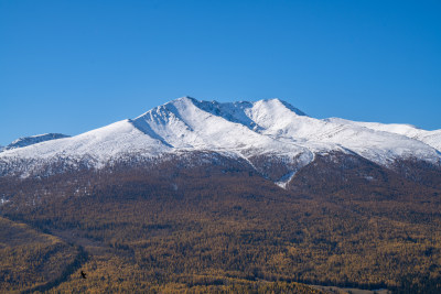 新疆北疆阿勒泰秋日雪山