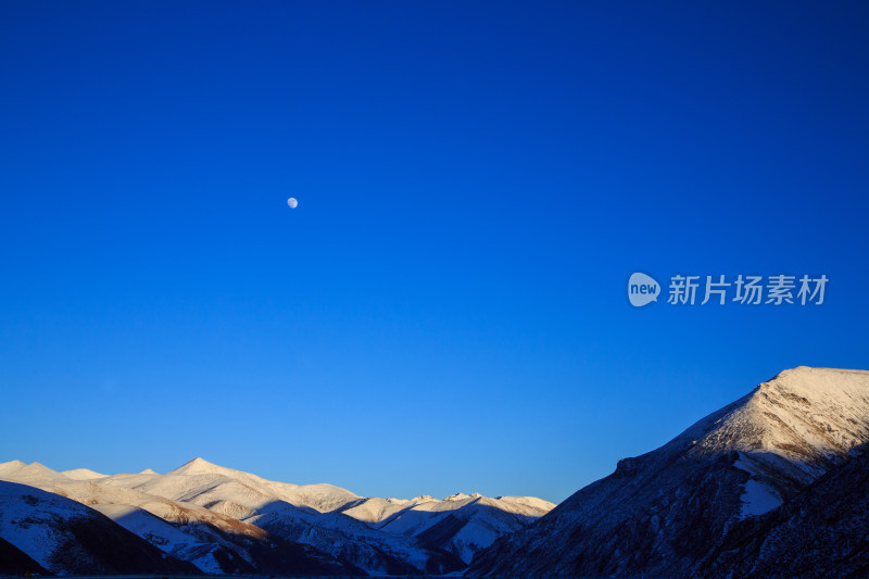 中国西藏冬季雪景米拉山口雪山蓝天