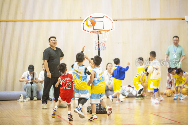 幼儿体育大会中的篮球对战