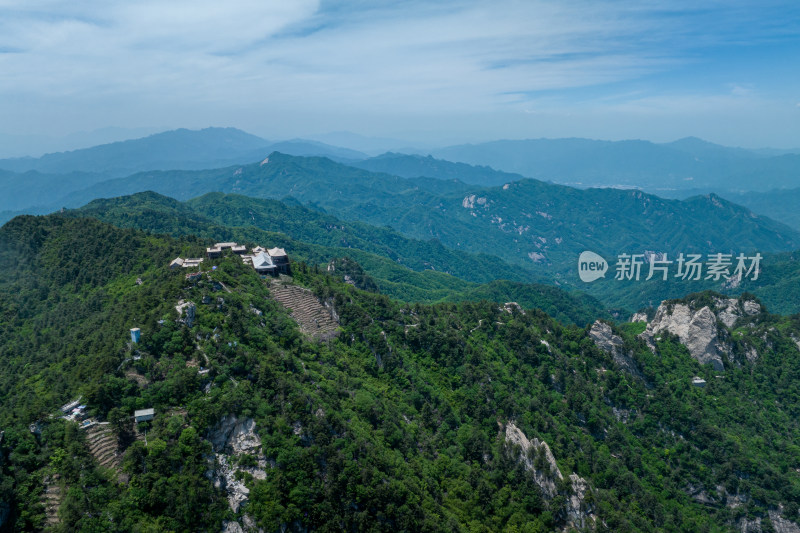 河南伏牛山山脉平顶山尧山层峦叠嶂的山峰