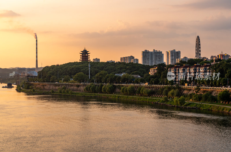 黄昏时的湖南株洲湘江风光带城市景观