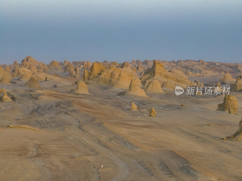 青海海西州俄博梁无人区戈壁滩上的奇特地貌